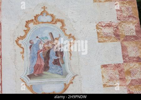 VAL GARDENA, ITALIE - 29 AOÛT 2019 : fresque de la petite église Saint-Giacomo de Val Gardena représentant un moment sur le chemin de la croix Banque D'Images