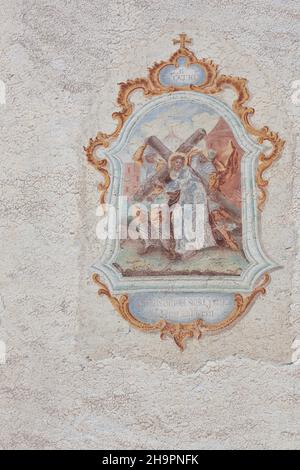 VAL GARDENA, ITALIE - 29 AOÛT 2019 : fresque de la petite église Saint-Giacomo de Val Gardena représentant un moment sur le chemin de la croix Banque D'Images