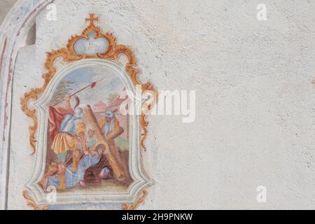 VAL GARDENA, ITALIE - 29 AOÛT 2019 : fresque de la petite église Saint-Giacomo de Val Gardena représentant un moment sur le chemin de la croix Banque D'Images