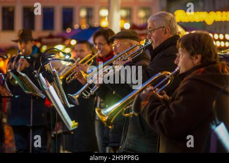 Un cliché du groupe de cuivres Ahorn jouant au marché de Noël de Coburg, en Allemagne.Les températures ont augmenté à Coburg aujourd'hui avec un soleil éclatant pendant une grande partie de Banque D'Images