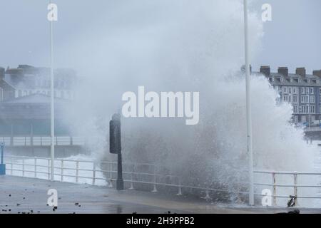 Aberystwyth, Ceredigion, pays de Galles, Royaume-Uni.08th décembre 2021 Royaume-Uni Météo: Vents forts de la tempête Barra et des vagues côtières, continuez à fouler la promenade le long de la côte ouest d'Aberystwyth ce matin.© Ian Jones/Alamy Live News Banque D'Images