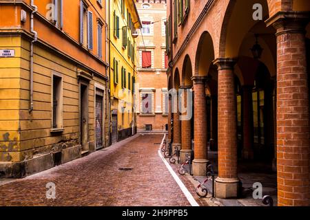 Belle rue italienne, bâtiments colorés avec portiques.Bologne, Italie. Banque D'Images