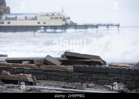 Aberystwyth, Ceredigion, pays de Galles, Royaume-Uni.08th décembre 2021 Royaume-Uni Météo: Vents forts de la tempête Barra et des vagues côtières, continuez à fouler la promenade le long de la côte ouest d'Aberystwyth ce matin.© Ian Jones/Alamy Live News Banque D'Images