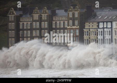 Aberystwyth, Ceredigion, pays de Galles, Royaume-Uni.08th décembre 2021 Royaume-Uni Météo: Vents forts de la tempête Barra et des vagues côtières, continuez à fouler la promenade le long de la côte ouest d'Aberystwyth ce matin.© Ian Jones/Alamy Live News Banque D'Images