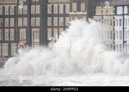 Aberystwyth, Ceredigion, pays de Galles, Royaume-Uni.08th décembre 2021 Royaume-Uni Météo: Vents forts de la tempête Barra et des vagues côtières, continuez à fouler la promenade le long de la côte ouest d'Aberystwyth ce matin.© Ian Jones/Alamy Live News Banque D'Images