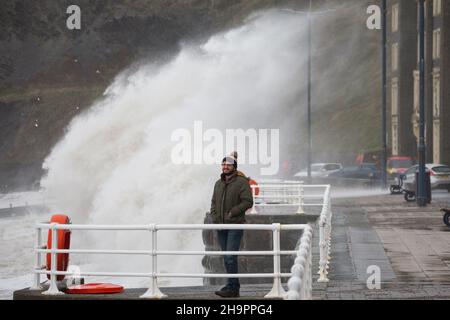 Aberystwyth, Ceredigion, pays de Galles, Royaume-Uni.08th décembre 2021 Royaume-Uni Météo: Vents forts de la tempête Barra et des vagues côtières, continuez à fouler la promenade le long de la côte ouest d'Aberystwyth ce matin.© Ian Jones/Alamy Live News Banque D'Images
