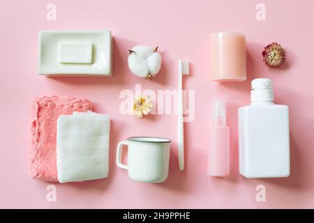 Divers spa douche accessoires de bain produits de soins du corps sur fond rose. flat Lay, vue de dessus Banque D'Images