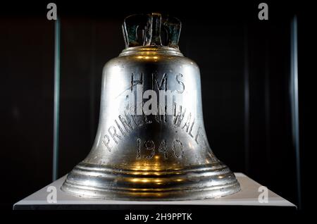 La cloche du navire du HMS Prince de Galles qui a été coulé avec le HMS Repulse après une attaque aérienne japonaise le 10 1941 décembre.842 hommes ont perdu la vie dans ce qui est l'une des pires catastrophes de l'histoire navale britannique.Date de la photo: Mercredi 8 décembre 2021. Banque D'Images