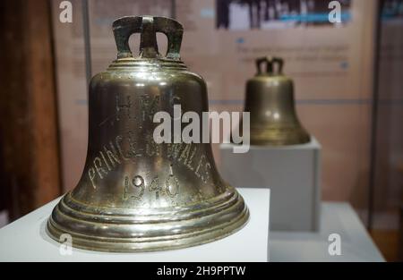 Les cloches du HMS Prince de Galles (à gauche) et du HMS Repulse qui ont été coulés après une attaque aérienne japonaise le 10 1941 décembre.842 hommes ont perdu la vie dans ce qui est l'une des pires catastrophes de l'histoire navale britannique.Date de la photo: Mercredi 8 décembre 2021. Banque D'Images