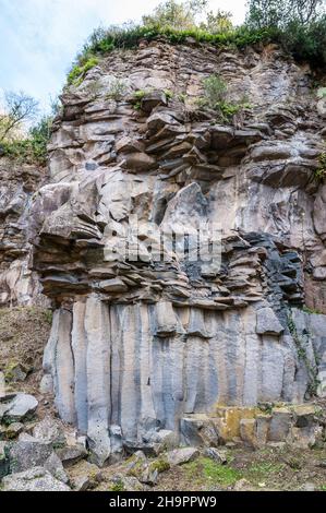 formes columnaires et lenticulaires, colonnes de lave verticales, écoulement de lave ancien, colonne de basalte, forme hexagonale,Sant Joan les Fonts, Garrotxa, Catalogne, Espagne Banque D'Images