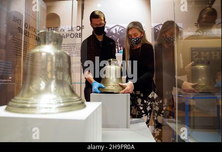 Victoria Ingles, conservateur principal au Musée national de la Marine royale, et Heppa déplacera la cloche du navire du HMS Repulse qui fut coulé avec le HMS Prince de Galles après une attaque aérienne japonaise le 10 1941 décembre.842 hommes ont perdu la vie dans ce qui est l'une des pires catastrophes de l'histoire navale britannique.Date de la photo: Mercredi 8 décembre 2021. Banque D'Images