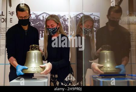 Victoria Ingles, conservateur principal au Musée national de la Marine royale, et Heppa déplacera la cloche du navire du HMS Repulse qui fut coulé avec le HMS Prince de Galles après une attaque aérienne japonaise le 10 1941 décembre.842 hommes ont perdu la vie dans ce qui est l'une des pires catastrophes de l'histoire navale britannique.Date de la photo: Mercredi 8 décembre 2021. Banque D'Images