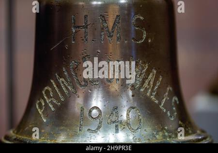 La cloche du navire du HMS Prince de Galles qui a été coulé avec le HMS Repulse après une attaque aérienne japonaise le 10 1941 décembre.842 hommes ont perdu la vie dans ce qui est l'une des pires catastrophes de l'histoire navale britannique.Date de la photo: Mercredi 8 décembre 2021. Banque D'Images