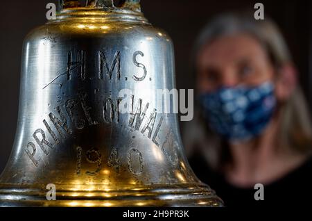 Victoria Ingles, conservateur principal au Musée national de la Marine royale, regarde la cloche du navire du HMS Prince de Galles qui a été coulé avec le HMS Repulse après une attaque aérienne japonaise le 10 1941 décembre.842 hommes ont perdu la vie dans ce qui est l'une des pires catastrophes de l'histoire navale britannique.Date de la photo: Mercredi 8 décembre 2021. Banque D'Images