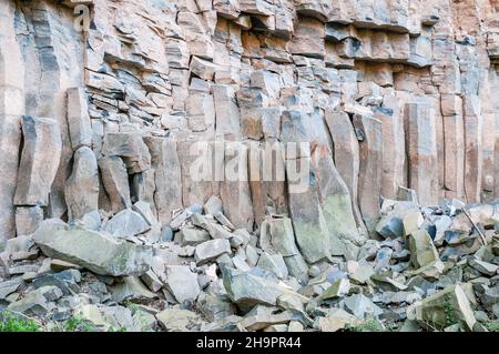 Colonnes de lave verticales, ancien flux de lave, colonne de basalte, forme hexagonale, Sant Joan les Fonts, Garrotxa, Catalogne, Espagne Banque D'Images