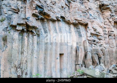 Colonnes de lave verticales, ancien flux de lave, colonne de basalte, forme hexagonale, Sant Joan les Fonts, Garrotxa, Catalogne, Espagne Banque D'Images