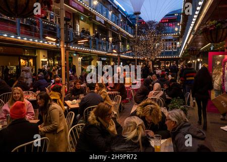 Royaume-Uni, Angleterre, Londres, Carnaby Street, Kingly Food court à Noël Banque D'Images