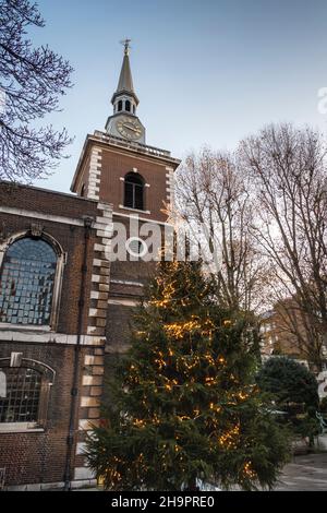 Royaume-Uni, Angleterre, Londres, Piccadilly, St James Church,Arbre de Noël Banque D'Images