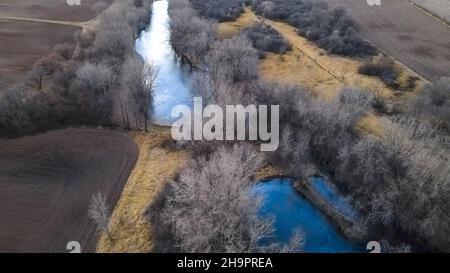 En suivant le cours d'eau bleu à travers les terres agricoles rurales du wisconsin Banque D'Images