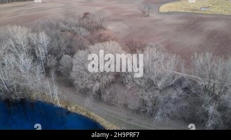 En suivant le cours d'eau bleu à travers les terres agricoles rurales du wisconsin Banque D'Images