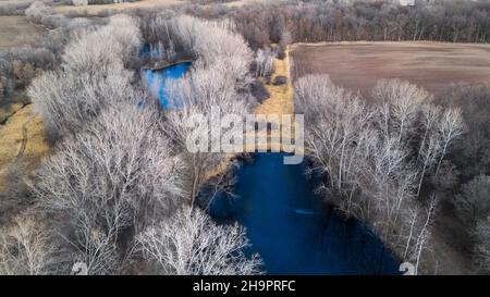 En suivant le cours d'eau bleu à travers les terres agricoles rurales du wisconsin Banque D'Images