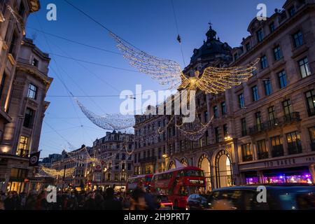 Royaume-Uni, Angleterre, Londres, Regent Street, illuminations de Noël dans un magasin de pommes Banque D'Images