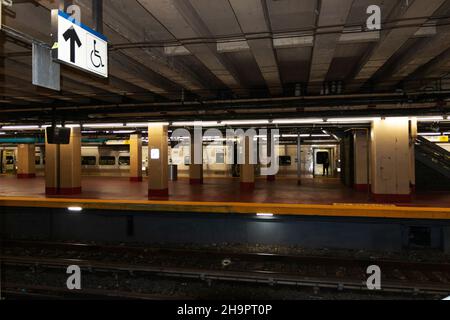 New York City, New York, Etats-Unis - 21 novembre 2021 : train sur une plate-forme vide à la gare Penn Station de New York City pour le long Island Railroad. Banque D'Images