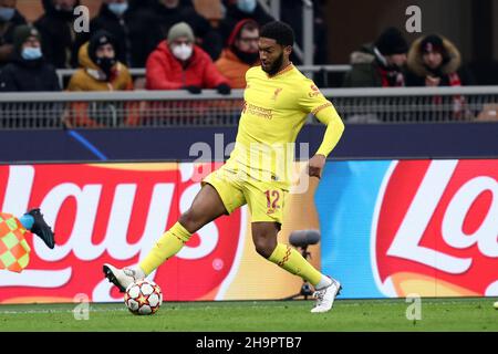 Milan, Italie .Le 7 décembre 2021, Joe Gomez du FC Liverpool contrôle le ballon lors du match de l'UEFA Champions League Group B entre l'AC Milan et le FC Liverpool au Stadio Giuseppe Meazza le 7 décembre 2021 à Milan, Italie .Credit: Marco Canoniero / Alamy Live News Banque D'Images