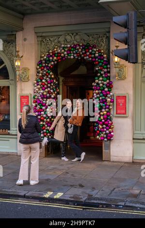 Royaume-Uni, Angleterre, Londres, Piccadilly, touristes à Fortnum et entrée de la boutique Mason à Noël Banque D'Images