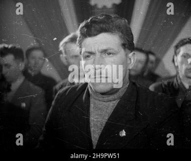 Varsovie, 1949-03-06.W dniach 6-8 marca W siedzibie Zarz¹du G³ównego Zwi¹zku M³odzie¿y Polskiej (ZMP) odby³ siê i-szy zjazd korespondentów tygodnika Nowa Wieœ.60-ciu uczestników powita³ redaktor naczelny Tadeusz ¯ochowski.W pierwszym dniu obrad, referat wyg³osi³ zastêpca przewodnicz¹cego Zarz¹du G³ównego ZMP Jerzy Morawski. mta PAPVarsovie, le 6 mars 1949.Le congrès de 1st des correspondants de Nowa Wies a eu lieu au siège du conseil d'administration de l'Union polonaise de la jeunesse ZMP les 6 et 8 mars.Soixante participants ont été accueillis par le rédacteur en chef Tadeusz Zochowski.Duering le 1st jour de deba Banque D'Images