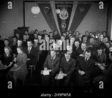 Varsovie, 1949-03-06.W dniach 6-8 marca W siedzibie Zarz¹du G³ównego Zwi¹zku M³odzie¿y Polskiej (ZMP) odby³ siê i-szy zjazd korespondentów tygodnika Nowa Wieœ.60-ciu uczestników powita³ redaktor naczelny Tadeusz ¯ochowski.W pierwszym dniu obrad, referat wyg³osi³ zastêpca przewodnicz¹cego Zarz¹du G³ównego ZMP Jerzy Morawski. mta PAPVarsovie, le 6 mars 1949.Le congrès de 1st des correspondants de Nowa Wies a eu lieu au siège du conseil d'administration de l'Union polonaise de la jeunesse ZMP les 6 et 8 mars.Soixante participants ont été accueillis par le rédacteur en chef Tadeusz Zochowski.Duering le 1st jour de deba Banque D'Images