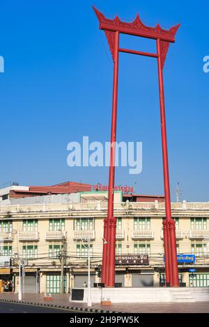 Giant Swing (Sao-Ching-Chaa), Bangkok, Thaïlande, le cadre d'une balançoire autrefois utilisée pour le Swing Festival, partie de célébration religieuse, partie de foire d'amusement Banque D'Images