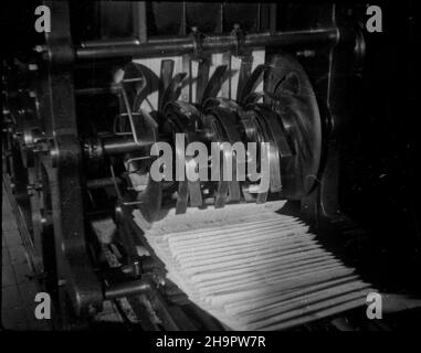 Varsovie, 1949-03-06.W dniach 6-8 marca W siedzibie Zarz¹du G³ównego Zwi¹zku M³odzie¿y Polskiej (ZMP) odby³ siê i-szy zjazd korespondentów tygodnika Nowa Wieœ.Uczestnice obrad zwiedzali Warszawê, m.in. Drukarniê Spó³dzielni Wydawniczej Czytelnik.Z maszyny drukarskiej schodzi kolejny numer Nowej WSI. mta PAPVarsovie, le 6 mars 1949.Le congrès de 1st des correspondants de Nowa Wies a eu lieu au siège du conseil d'administration de l'Union polonaise de la jeunesse ZMP les 6 et 8 mars.Les participants au congrès se sont rendus à Varsovie.Photo : visite de la maison d'impression de Czytelnik, une coopérative d'édition Banque D'Images