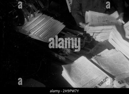 Varsovie, 1949-03-06.W dniach 6-8 marca W siedzibie Zarz¹du G³ównego Zwi¹zku M³odzie¿y Polskiej (ZMP) odby³ siê i-szy zjazd korespondentów tygodnika Nowa Wieœ.Uczestnice obrad zwiedzali Warszawê, m.in. Drukarniê Spó³dzielni Wydawniczej Czytelnik.Z maszyny drukarskiej schodzi kolejny numer Nowej WSI. mta PAPVarsovie, le 6 mars 1949.Le congrès de 1st des correspondants de Nowa Wies a eu lieu au siège du conseil d'administration de l'Union polonaise de la jeunesse ZMP les 6 et 8 mars.Les participants au congrès se sont rendus à Varsovie.Photo : visite de la maison d'impression de Czytelnik, une coopérative d'édition Banque D'Images