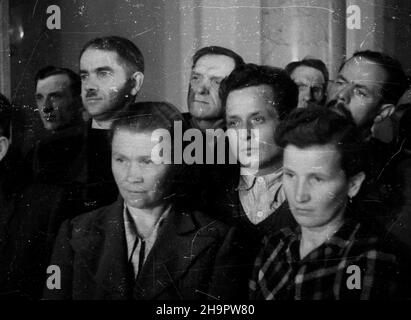 Varsovie, 1949-03-06.W dniach 6-8 marca W siedzibie Zarz¹du G³ównego Zwi¹zku M³odzie¿y Polskiej (ZMP) odby³ siê i-szy zjazd korespondentów tygodnika Nowa Wieœ.Uczestnicy obrad zwiedzali Warszawê.NZ. Wizyta W drukarni Spó³dzielni Wydawniczej Czytelnik, W której drukowany jest tygodnik. mta PAPVarsovie, le 6 mars 1949.Le congrès de 1st des correspondants de Nowa Wies a eu lieu au siège du conseil d'administration de l'Union polonaise de la jeunesse ZMP les 6 et 8 mars.Les participants au congrès se sont rendus à Varsovie.Photo : visite de la maison d'imprimerie coopérative d'édition Czytelnik où se trouvait le quotidien Banque D'Images