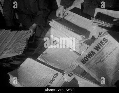 Varsovie, 1949-03-06.W dniach 6-8 marca W siedzibie Zarz¹du G³ównego Zwi¹zku M³odzie¿y Polskiej (ZMP) odby³ siê i-szy zjazd korespondentów tygodnika Nowa Wieœ.Uczestnice obrad zwiedzali Warszawê, m.in. Drukarniê Spó³dzielni Wydawniczej Czytelnik.Z maszyny drukarskiej schodzi kolejny numer Nowej WSI. mta PAPVarsovie, le 6 mars 1949.Le congrès de 1st des correspondants de Nowa Wies a eu lieu au siège du conseil d'administration de l'Union polonaise de la jeunesse ZMP les 6 et 8 mars.Les participants au congrès se sont rendus à Varsovie.Photo : visite de la maison d'impression de Czytelnik, une coopérative d'édition Banque D'Images