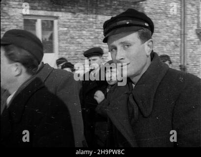Varsovie, 1949-03-06.W dniach 6-8 marca W siedzibie Zarz¹du G³ównego Zwi¹zku M³odzie¿y Polskiej (ZMP) odby³ siê i-szy zjazd korespondentów tygodnika Nowa Wieœ.Uczestnicy obrad zwiedzali Warszawê.NZ. Wizyta na budowie osiedla Warszawskiej Spó³dzielni Mieszkaniowej (WSM). mta PAPVarsovie, le 6 mars 1949.Le congrès de 1st des correspondants de Nowa Wies a eu lieu au siège du conseil d'administration de l'Union polonaise de la jeunesse ZMP les 6 et 8 mars.Les participants au congrès se sont rendus à Varsovie.Photo : visite du site de construction d'un logement de la coopérative de logement de Varsovie (WSM). mta P Banque D'Images