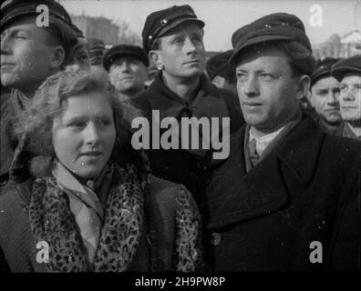Varsovie, 1949-03-06.W dniach 6-8 marca W siedzibie Zarz¹du G³ównego Zwi¹zku M³odzie¿y Polskiej (ZMP) odby³ siê i-szy zjazd korespondentów tygodnika Nowa Wieœ.Uczestnicy obrad zwiedzali Warszawê.NZ. Wizyta na budowie osiedla Warszawskiej Spó³dzielni Mieszkaniowej (WSM). mta PAPVarsovie, le 6 mars 1949.Le congrès de 1st des correspondants de Nowa Wies a eu lieu au siège du conseil d'administration de l'Union polonaise de la jeunesse ZMP les 6 et 8 mars.Les participants au congrès se sont rendus à Varsovie.Photo : visite du site de construction d'un logement de la coopérative de logement de Varsovie (WSM). mta P Banque D'Images