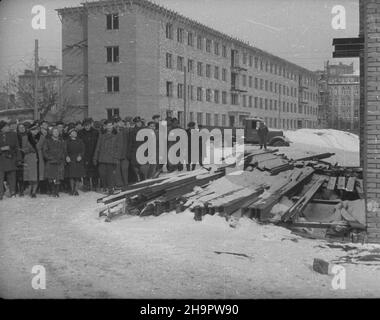 Varsovie, 1949-03-06.W dniach 6-8 marca W siedzibie Zarz¹du G³ównego Zwi¹zku M³odzie¿y Polskiej (ZMP) odby³ siê i-szy zjazd korespondentów tygodnika Nowa Wieœ.Uczestnicy obrad zwiedzali Warszawê.NZ. Wizyta na budowie osiedla Warszawskiej Spó³dzielni Mieszkaniowej (WSM). mta PAPVarsovie, le 6 mars 1949.Le congrès de 1st des correspondants de Nowa Wies a eu lieu au siège du conseil d'administration de l'Union polonaise de la jeunesse ZMP les 6 et 8 mars.Les participants au congrès se sont rendus à Varsovie.Photo : visite du site de construction d'un logement de la coopérative de logement de Varsovie (WSM). mta P Banque D'Images