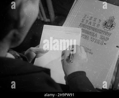 Varsovie, 1949-03-06.W dniach 6-8 marca W siedzibie Zarz¹du G³ównego Zwi¹zku M³odzie¿y Polskiej (ZMP) odby³ siê i-szy zjazd korespondentów tygodnika Nowa Wieœ.60-ciu uczestników powita³ redaktor naczelny Tadeusz ¯ochowski.W pierwszym dniu obrad, referat wyg³osi³ zastêpca przewodnicz¹cego Zarz¹du G³ównego ZMP Jerzy Morawski. mta PAPVarsovie, le 6 mars 1949.Le congrès de 1st des correspondants de Nowa Wies a eu lieu au siège du conseil d'administration de l'Union polonaise de la jeunesse ZMP les 6 et 8 mars.Soixante participants ont été accueillis par le rédacteur en chef Tadeusz Zochowski.Duering le 1st jour de deba Banque D'Images
