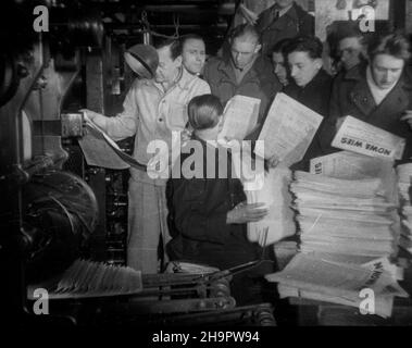 Varsovie, 1949-03-06.W dniach 6-8 marca W siedzibie Zarz¹du G³ównego Zwi¹zku M³odzie¿y Polskiej (ZMP) odby³ siê i-szy zjazd korespondentów tygodnika Nowa Wieœ.Uczestnicy obrad zwiedzali Warszawê.NZ. Wizyta W drukarni Spó³dzielni Wydawniczej Czytelnik, W której drukowany jest tygodnik. mta PAPVarsovie, le 6 mars 1949.Le congrès de 1st des correspondants de Nowa Wies a eu lieu au siège du conseil d'administration de l'Union polonaise de la jeunesse ZMP les 6 et 8 mars.Les participants au congrès se sont rendus à Varsovie.Photo : visite de la maison d'imprimerie coopérative d'édition Czytelnik où se trouvait le quotidien Banque D'Images
