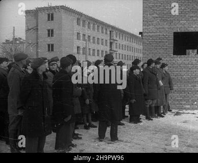Varsovie, 1949-03-06.W dniach 6-8 marca W siedzibie Zarz¹du G³ównego Zwi¹zku M³odzie¿y Polskiej (ZMP) odby³ siê i-szy zjazd korespondentów tygodnika Nowa Wieœ.Uczestnicy obrad zwiedzali Warszawê.NZ. Wizyta na budowie osiedla Warszawskiej Spó³dzielni Mieszkaniowej (WSM). mta PAPVarsovie, le 6 mars 1949.Le congrès de 1st des correspondants de Nowa Wies a eu lieu au siège du conseil d'administration de l'Union polonaise de la jeunesse ZMP les 6 et 8 mars.Les participants au congrès se sont rendus à Varsovie.Photo : visite du site de construction d'un logement de la coopérative de logement de Varsovie (WSM). mta P Banque D'Images