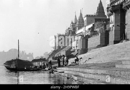 Escaliers avec pèlerins aux Assi-Ghats de Varanasi, Dashashwamedh Ghat, baigneurs sur le Gange, Benares 1974, Kashi, quartier de la crémation, rivière sainte Banque D'Images