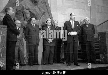 Varsovie, 1949-03-07.Uroczyste otwarcie wystawy czechos³owackiej sztuki ludowej W Muzeum Narodowym.NZ. m.in.: dyrektor muzeum Stanis³aw Lorentz (1L), ministre kultury i sztuki Stefan Dybowski (3L), wiseminister kultury i sztuki Jerzy Grosicki (4L), ministre poczt i telegrafów prof.Wac³aw Szymanowski (1P), ministre sprawiedliwoœci Henryk Œwi¹tkowski (2P, W g³êbi), ambasador Czechos³owacji W Polsce Franciszek Pisek (3P, przemawia). ka PAPVarsovie, le 7 mars 1949.Cérémonie d'ouverture de l'exposition d'art folklorique tchécoslovaque au Musée national.Photo : directeur du musée Stanislaw Lorentz (1st Banque D'Images