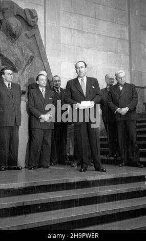 Varsovie, 1949-03-07.Uroczyste otwarcie wystawy czechos³owackiej sztuki ludowej W Muzeum Narodowym.NZ. m.in: ministre kultury i sztuki Stefan Dybowski (1L), wiceminister kultury i sztuki Jerzy Grosicki (2L), ministre poczt i telegrafów prof.Wac³aw Szymanowski (1P), ministre sprawiedliwoœci Henryk Œwi¹tkowski (2P, W g³êbi), ambasador Czechos³owacji W Polsce Franciszek Pisek (3P, przemawia). ka PAPVarsovie, le 7 mars 1949.Cérémonie d'ouverture de l'exposition d'art folklorique tchécoslovaque au Musée national.Photo : Stefan Dybowski, ministre de la Culture et de l'Art (1st à gauche), Minis adjoint de la Culture et de l'Art Banque D'Images