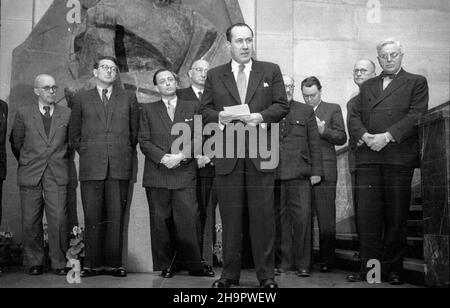 Varsovie, 1949-03-07.Uroczyste otwarcie wystawy czechos³owackiej sztuki ludowej W Muzeum Narodowym.NZ. m.in.: Ministre kultury i sztuki Stefan Dybowski (2L), wiceminister kultury i sztuki Jerzy Grosicki (3L), wiceminister skarbu Wiktor Koœciñski (4L), ambasador Czechos³owacji W Polsce Franciszek Pisek (5L, przemawia), ministre de la pocrazów i.Wac³aw Szymanowski (1L), ministre sprawiedliwoœci Henryk Œwi¹tkowski (2P), wiceminister komunikacji Zygmunt Balicki (4P). ka PAP Varsovie, 7 mars 1949.Cérémonie d'ouverture de l'exposition d'art folklorique tchécoslovaque au Musée national.Photo : C Banque D'Images