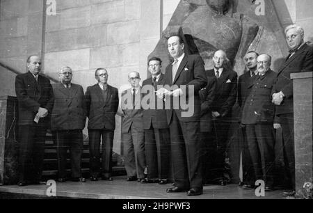 Varsovie, 1949-03-07.Uroczyste otwarcie wystawy czechos³owackiej sztuki ludowej W Muzeum Narodowym.NZ. m.in.: dyrektor muzeum Stanis³aw Lorentz (1L), prezes Rady Naczelnej Zjednoczonego Stronnictwa Ludowego Józef Nieæko (2L), ministre kultury i sztuki Stefan Dybowski (5L), ambasador Czechos³owacji W Polsce Franciszek Piszek (6L), ministre de la région de la province de Szoctoczów.Wac³aw Szymanowski (1P), wiceminister komunikacji Zygmunt Balicki (2P), wiceminister skarbu Wiktor Koœciñski (4P). ka PAPVarsovie, le 7 mars 1949.Cérémonie d'ouverture de l'exposition d'art folklorique tchécoslovaque au Musée national.Image Banque D'Images