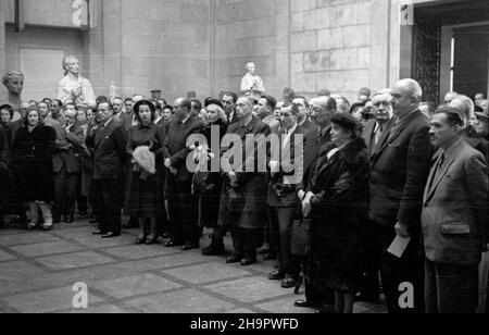 Varsovie, 1949-03-07.Uroczyste otwarcie wystawy czechos³owackiej sztuki ludowej W Muzeum Narodowym.NZ. w pierwszym rzêdzie, m.in.: pose³ Dorota K³uszyñska (3P), pose³, dzia³acz Polskiego Stronnictwa Ludowego W³adys³aw Kiernik (4P). ka PAPVarsovie, le 7 mars 1949.Cérémonie d'ouverture de l'exposition d'art folklorique tchécoslovaque au Musée national.Photo : dans la rangée de 1st, entre autres, MP Dorota Kluszynska (3rd à droite), MP et activiste du Parti paysan polonais Wladyslaw Kiernik (4th à droite). ka PAP Banque D'Images