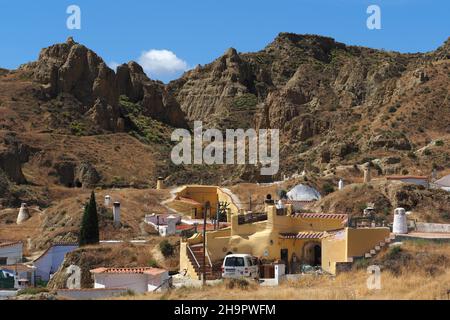 Paysage avec maisons de grottes dans le quartier de Guadix, appartements sur la montagne, tuf calcaire, rocaille, maisons de grottes, Guadix,quartier des grottes Banque D'Images