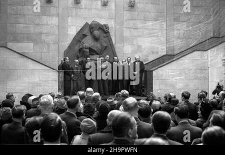 Varsovie, 1949-03-07.Uroczyste otwarcie wystawy czechos³owackiej sztuki ludowej W Muzeum Narodowym.NZ. m.in.: dyrektor muzeum Stanis³aw Lorentz (1L), ministre kultury i sztuki Stefan Dybowski (3L), wiseminister skarbu Wiktor Koœciñski (5L), ministre poczt i telegrafprów.Wac³aw Szymanowski (1P), ambasador Czechos³owacji W Polsce Franciszek Pisek (2P), wiceminister komunikacji Zygmunt Balicki (3P). ka PAPVarsovie, le 7 mars 1949.Cérémonie d'ouverture de l'exposition d'art folklorique tchécoslovaque au Musée national.Photo : directeur du musée Stanislaw Lorentz (1st à gauche), Ministe de la Culture et de l'Art Banque D'Images